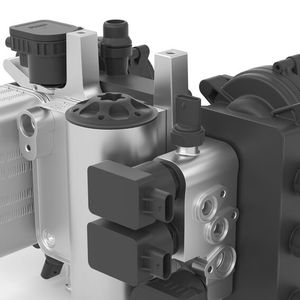 Das neue Thermomanagementmodul von Mahle fasst Wärmetauscher, Kühlmittelpumpen, Kondensator, Chiller, Sensorik und Ventile in einer Einheit zusammen und soll dadurch wesentlich effizienter arbeiten.(Bild:  Mahle)