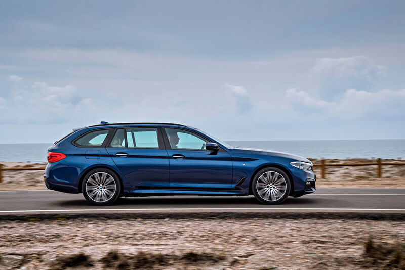 Zur sportiven Ausstrahlung des neuen BMW 5er Touring trägt auch die lange Dachlinie bei, die in eine stark geneigte D-Säulen mündet. (BMW)