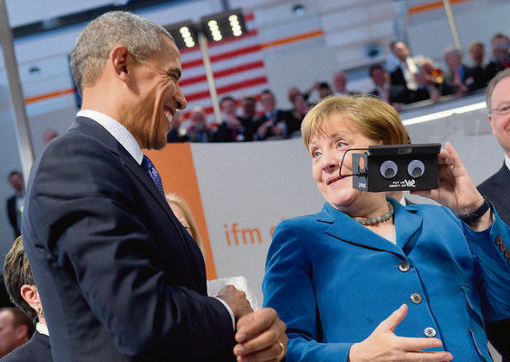 Nach vielen politischen Themen ist es endlich so weit: Beim Messerundgang von US-Präsident Barack Obama und Bundeskanzlerin Angela Merkel gibt es Technik zum Anfassen. Hier probieren beide eine Virtual-Reality-Brille aus und haben sichtlich Spaß dabei. (Bild: Deutsche Messe)