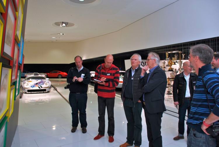 Optischer Vater der Transaxlemodelle, und auch des 993/996, war der Niederländer Harm Lagaay (4. v. li.). (Foto: Dominsky)