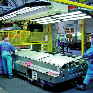 Bild 1: Für die Qualitätsprüfung ist eine besonders gute Lichtqualität gefordert – möglichst schattenfrei mit hoher Beleuchtungsstärke.  Bild: licht.de