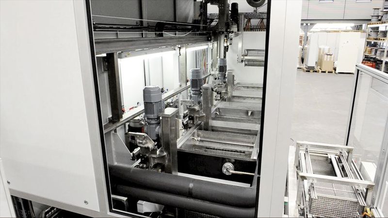 Bild 3: Die Ringrohrbündel durchlaufen insgesamt drei Tauchbäder. Durch die große Fensterfront ist jeder Prozess kontrollierbar.  (Bild: LPW)