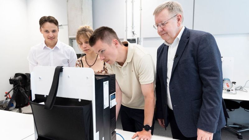 Michael Link, Dozent für elektrische Antriebstechnik und studierter Elektroingenieur, ist seit 1991 bei ABB tätig.(Bild:  ©Luca Siermann)