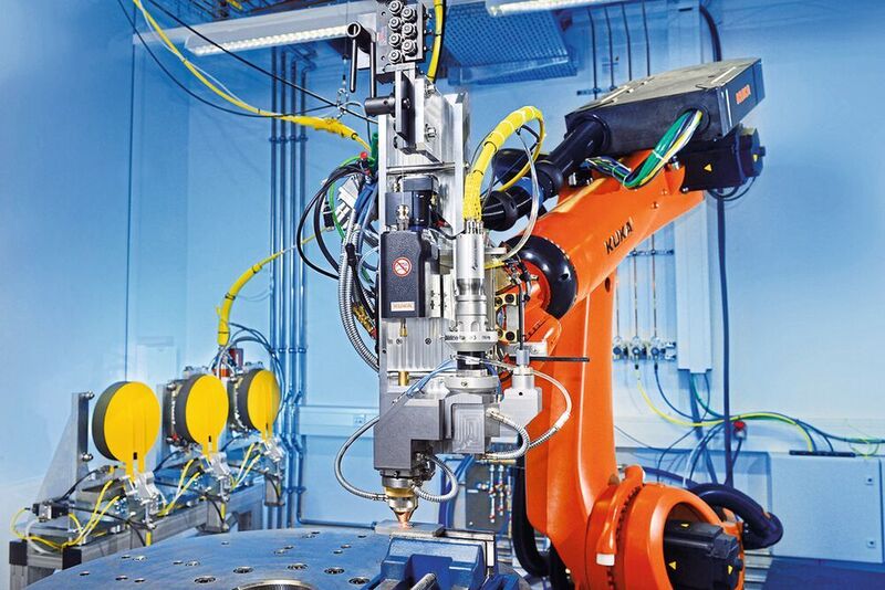 Roboterforschungszelle mit Optikwechselsystem beim Draht-Laserauftragschweißen am Fraunhofer ILT. (Fraunhofer-ILT)