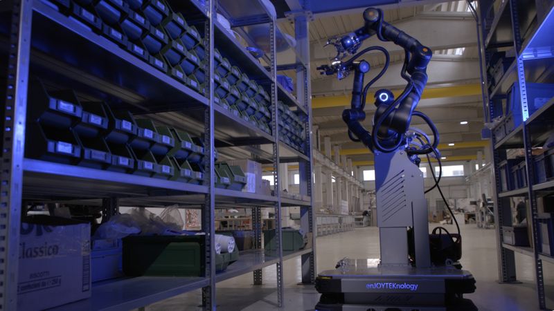  Mobile Robotik ist in der Intralogistik bereits etabliert, humanoide Robotik rückt zunehmend in den Fokus. Hier zu sehen ist ein humanoider Roboter von Bosch Rexroth auf einer AMR(Autonomous Mobile Robot)-Plattform, wie er ein entsprechendes Bauteil in einem Regal sucht. (Bild: Bosch Rexroth AG)