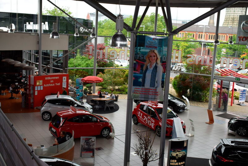 Die Ausstellung ist hell und freundlich, aber nicht protzig. das freut preissensible Kunden. (Holz / »kfz-betrieb«)