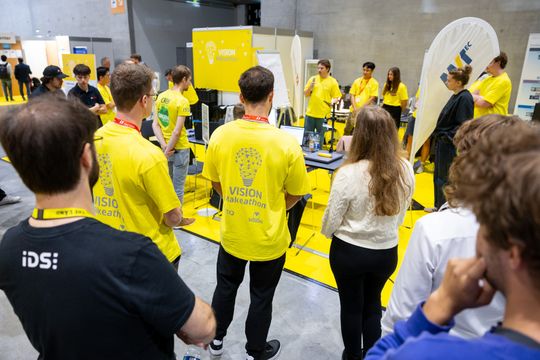 Teilnehmerinnen und Teilnehmer auf der Prämiere des Makeathon (Bild:  Frankl Eppler / Messe Stuttgart)