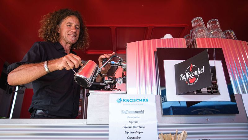 Eine begehrte Anlaufstation war auch die mobile Cafébar. (Bild: Stefan Bausewein)