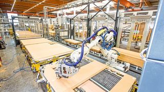 Das Klammern der Platten übernimmt der Roboter anhand definierter Klammerbahnen und -winkel.  (ABB)