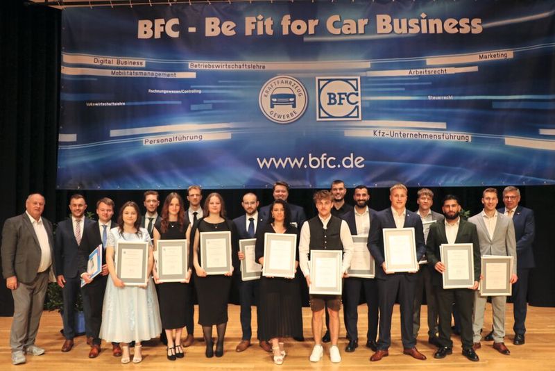 Zum Abschluss der Feier erhielten die Absolventen klassenweise ihre Diplome. Hier die Studiengruppe 2a. (Bild: BFC)