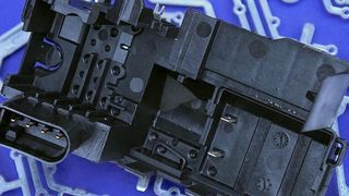 Metall-Kunststoff-Hybridbauteile, wie sie bei Witte Automotive in Nejdek bei Karlsbad hergestellt werden, sind Kernkomponenten der Türschloss-Module vieler Automobile. Wittmann-Battenfeld-Systeme gehören zu den Enablern, diese produktiv und einsatzfähig zu fertigen. (Wittmann-Battenfeld)