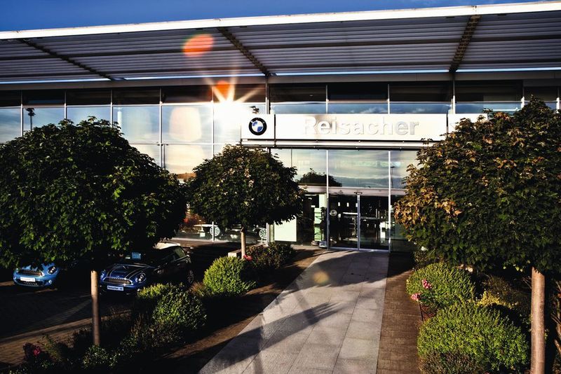 Das Familienunternehmen Reisacher hat eine bewegte Geschichte. Inzwischen gehört das Autohaus mit sieben Betrieben zu den größten BMW-Händlern Deutschlands. Für Geschäftsführer Peter Reisacher ist das jedoch kein Grund, sich auszuruhen. (Reisacher)