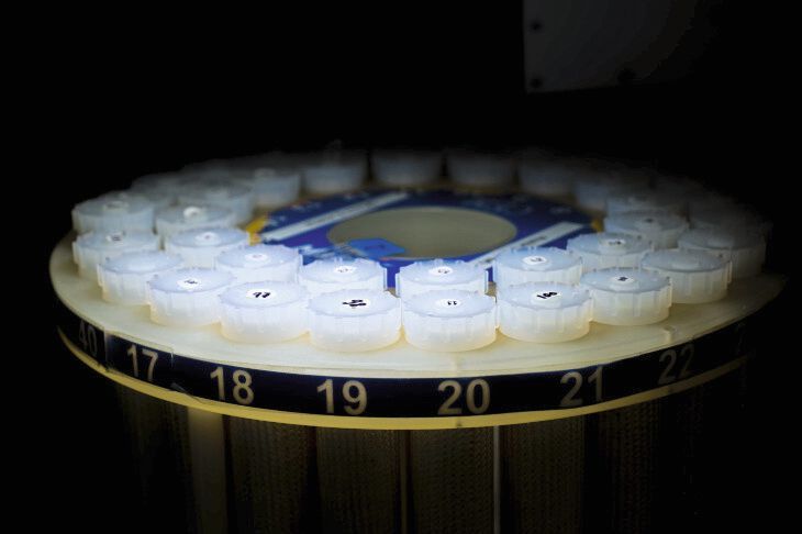 In diesen Gefäßen werden die Proben aufbereitet und anschließend den Mikrowellen ausgesetzt. Danach werden die Materialien mit einem Massenspektrometer untersucht. (Bild: HZG/Steffen Niemann)