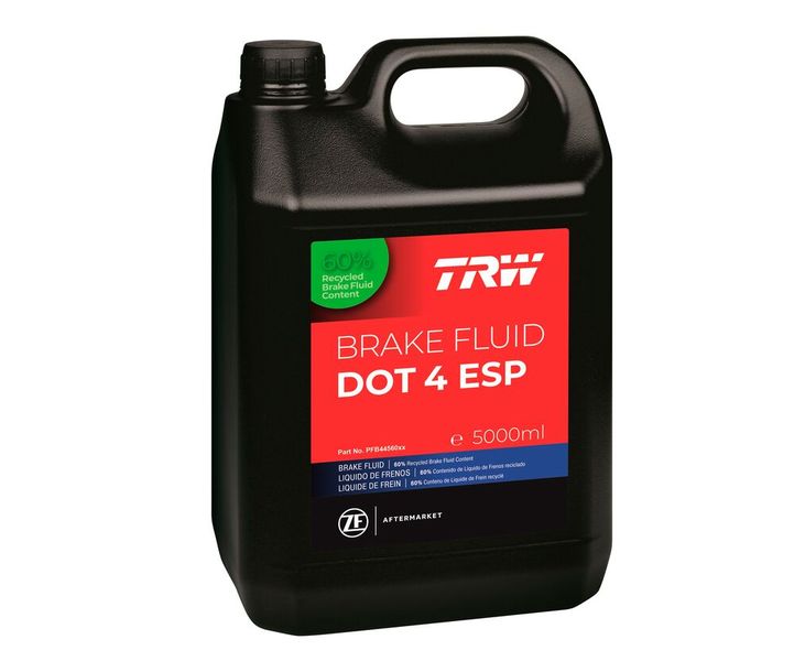 TRW DOT 4 Brake Fluid ESP Recycled: Alternative Bremsflüssigkeit mit Recyclinganteil und hohen Qualitätsstandards. (Bild: ZF )