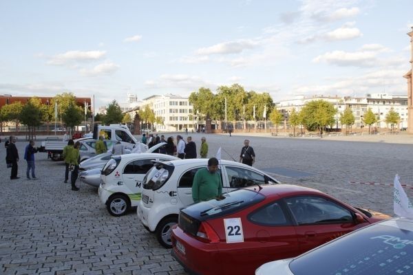 Bertha Benz Challenge 2012, 1. Tag: Ankunft der Teilnehmer am Mannheimer Schloss (Ulrich Steinlechner)