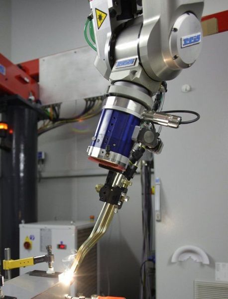 Reis Robotics wird auf der LASYS 2010 den Laserschweißroboter RV16L-FT mit der von Reis Lasertec entwickelten modularen Schweißoptik MWO präsentieren. Aufgrund der Laserstrahlführung in der Roboterhand kann der Roboter mit großer Bewegungsfreiheit und Dynamik genutzt werden. Bild: Reis Robotics (Archiv: Vogel Business Media)