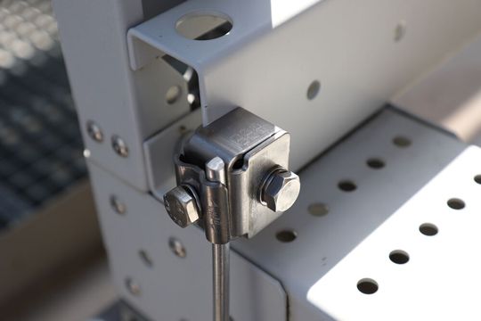 Die neue Anschlussklemme für Stahlträger von Dehn soll eine sichere Integration von Trägern, Blechen oder Profilen in Blitzschutz- und Potentialausgleichssysteme ermöglichen.(Bild:  Dehn Se)