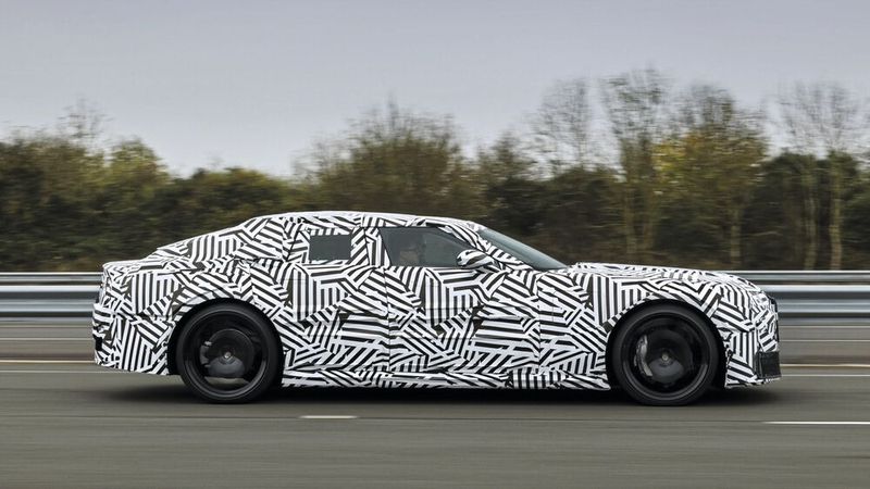 Jaguar hat nun auch Fotos noch getarnter Prototypen veröffentlicht. (Bild: Jaguar)