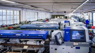 Blick in eine mittelständische Fertigungshalle. Wenn man den Worten des Ministers Habeck glauben darf, wird 2023 das „Jahr der Industrie“. Doch der Wirtschaftsverband Stahl- und Metallverarbeitung WSM warnt dringend davor, wieder nur „die Großen“ zu unterstützen. (Bild: T. Weihe)