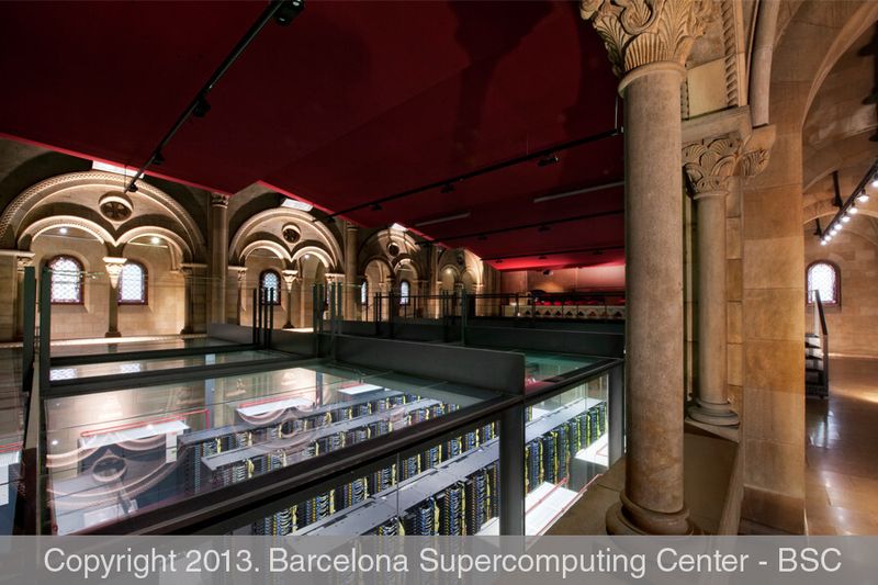 Marenostrum (lateinisch für „unser Meer“, eine alte Bezeichnung für das Mittelmeer) ist ein Supercomputer an der Universitat Politècnica de Catalunya in Barcelona. Der IBM-Cluster ist in eine säkularisierte Kapelle eingebaut und von hohen Glaswänden umgeben. (Barcelona Supercomputing Center)