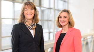 Petra Schreiber (r.) leitet seit Dezember 2023 den Fachbereich „Außenbeziehung und Nachhaltigkeit“ bei Volkswagen Nutzfahrzeuge. Susanne Leifheit verlässt nach 32 Jahren den Volkswagen-Konzern. (Bild: Volkswagen Nutzfahrzeuge)
