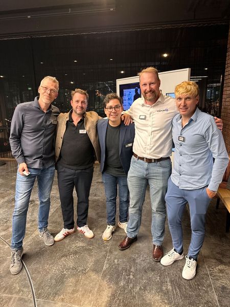 Noch sind sie Freunde, mal sehen, wie es nach dem Dartwerfen aussieht: (v. l.) Engelbert Knagge, Zan Bazika & Manuel Padilla (Solum), Thomas  Schiefer und Jürgen Klein (Displaynd) (Bild: Vogel IT-Medien)