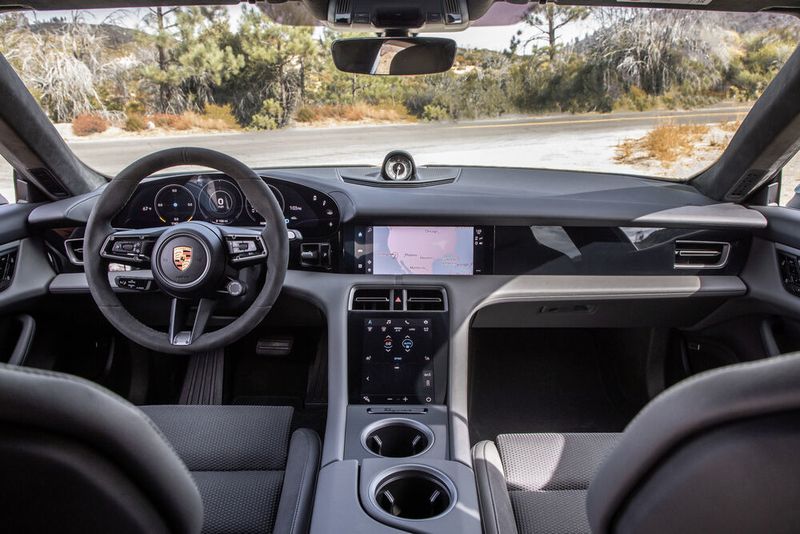 Ein Head-up-Display ist leider nicht im Angebot.  (Porsche)