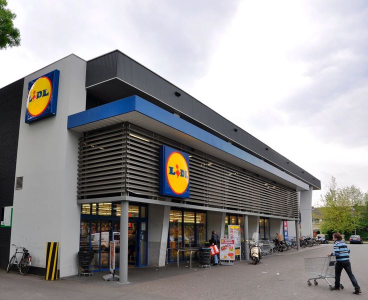 In der Vergangenheit hatte Lidl nicht immer den besten Ruf, landet im Ranking von Glassdoor jedoch immerhin auf Platz 17. Positiv soll u.a. das gute Gehalt sowie das angenehme Betriebsklima sein. Beklagt wird der hohe Druck und viel körperliche Arbeit. (Bild: Onderwijsgek)