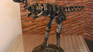 Kfz-Betriebe waren im Vorfeld der Automechanika aufgerufen, Skulpturen aus Autoersatzteilen zu modellieren. (Foto: Schramböhmer)