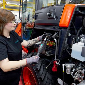 Auch die Masseverschraubung am Motorhauptausschalter, mit der die Batterie abgeklemmt werden kann, wird mit einem Drehmomentschlüssel des Typs Q-Shield vorgenommen. Hier ist die Schraube mit 8,8 bis 11,8 Newtonmeter anzuziehen. Die Mitarbeiterin erhält ihr Feedback - ob die Verschraubung in Ordnung war oder nicht durch die Vibration des Werkzeugs, auf dessen Display sowie zusätzlich auf dem Bildschirm über ihrem Arbeitsplatz.(Bild:  Desoutter / R. J. Vogel)