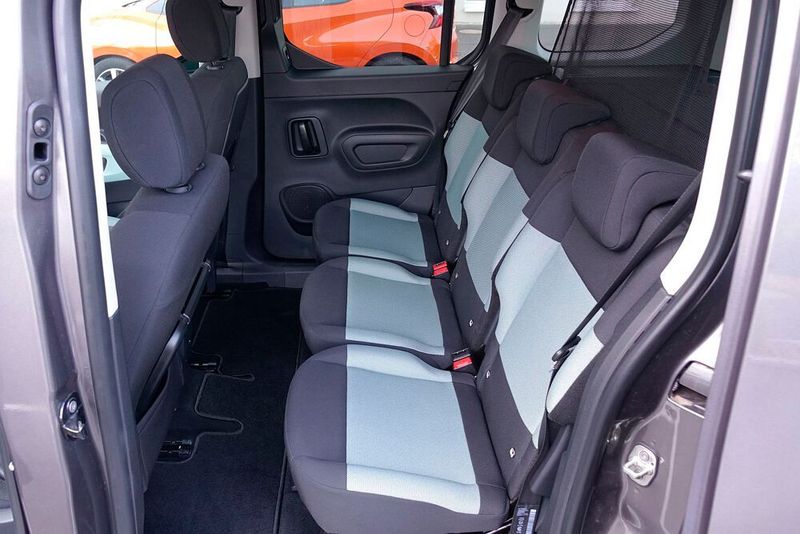 Die drei Sitze in Reihe zwei lassen sich einzeln verstellen und umklappen. (Jan Rosenow/»kfz-betrieb«)