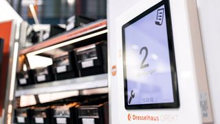 Besucher der regionalen Fachmesse SchraubTec Bochum (4. September) können bei Dresselhaus das Direkt RFID Kanban System live erleben – im Bild die DIREKTsteuerung 10'' mit kontraststarkem 10-Zoll-Touchscreen. (Bild: Dresselhaus)