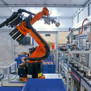 Der Kuka KR 20 aus der Cybertech-Familie prüft mit einer Kamera am Greifer die korrekte Positionierung der Statoren und führt sie dem weiteren Produktionsprozess zu.