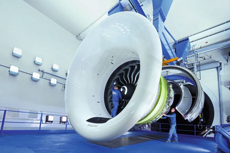  Triebwerk im Prüfstand: Wartung und Instandsetzung des GE90 von GE-Aviation am Standort Hannover der MTU Maintenance. Ein Softstarter von ABB sorgt für das sanften Anheben und Absenken von bis zu 28 Tonnen schweren Flugzeugtriebwerken. (Bild: MTU Aero Engines AG)