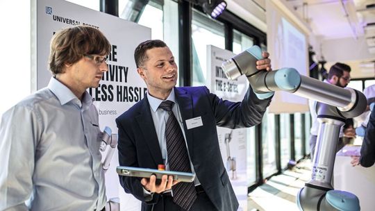 Les cobots d'Universal Robots sont adaptés à tous types de travaux tant pour les PME que pour les artisans. Les cobots d'Universal Robots sont adaptés à tous types de travaux tant pour les PME que pour les artisans.