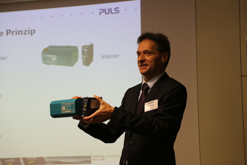Heinz Setz, le directeur de la succursale suisse de Puls Electronic GmbH montre l'évolution des  modules d'alimentation en terme de miniaturisation, extraordinaire. (Image: JR Gonthier)
