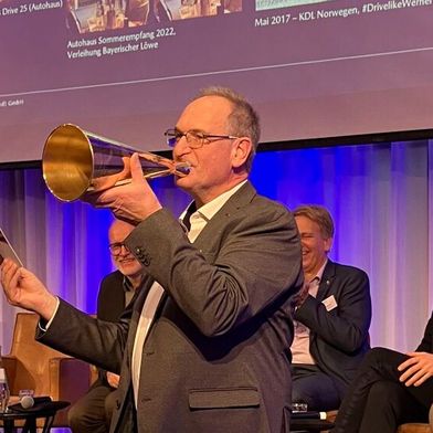 Werner Prange ist seit 20 Jahren Verbandspräsident und damit das Sprachrohr des Mazda-Handels in Deutschland. Zu diesem außergewöhnlichen Jubiläum erhielt er tatsächlich ein Sprachrohr als Geschenk. (Bild: VCG - Lulei)