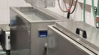 So kompakt kann eine Reinigungsstrecke zur Bauteilreinigung mit Ultraschallbad und Spülbecken sein. (Bandelin Electronic)