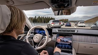 Jetzt geht's los mit den selbstfahrenden Autos – aber nur auf Autobahnen und nur bis 60 km/h.  (Bild: Mercedes)