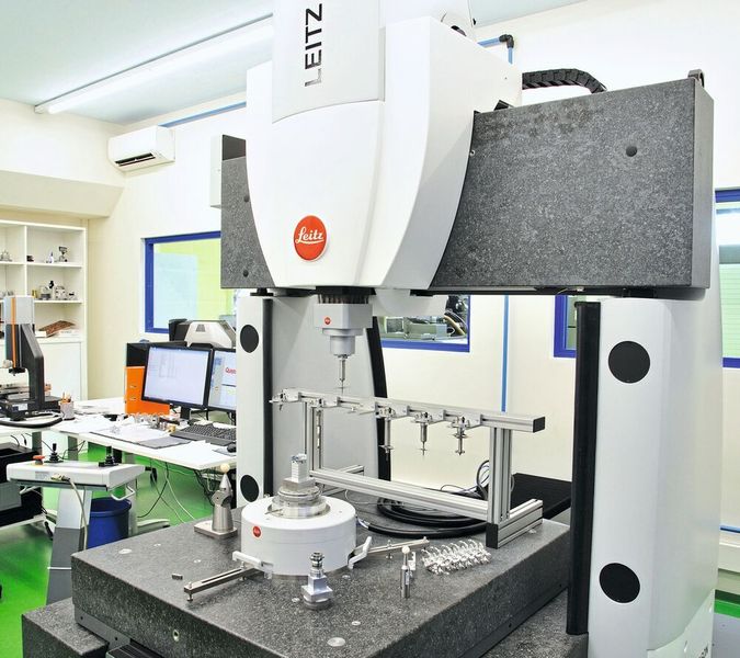 Maximale Präzision: Auf einer hochgenauen Messmaschine prüfen Werner Buschor und seine Mitarbeiter die Bauteile.  (Kern Microtechnik)