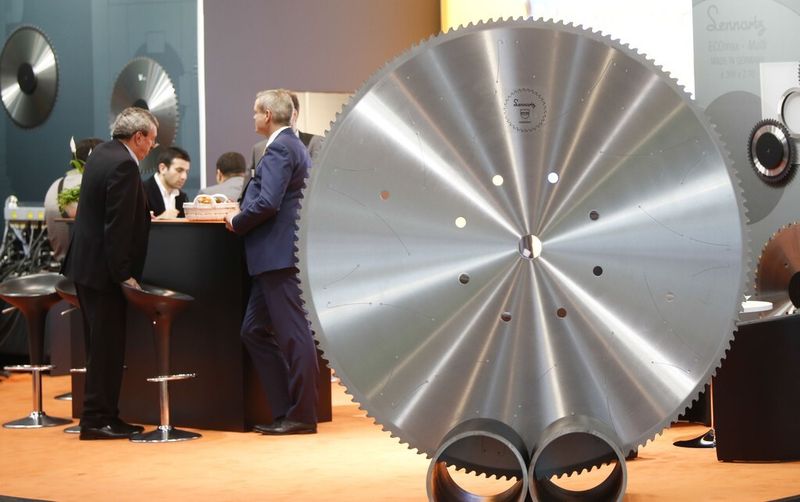 Riesige Sägeblätter lassen die Menschen im Hintergrund klein aussehen. (Bild: Messe Düsseldorf/C. Tillmann)
