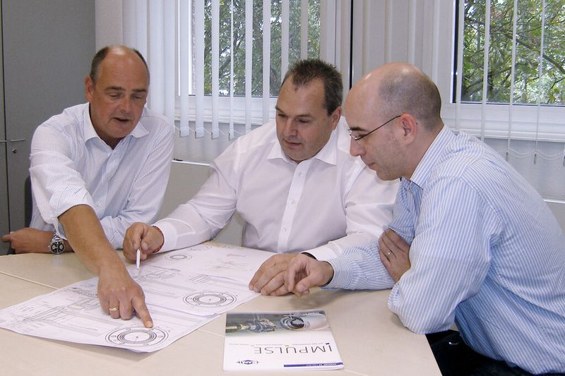 Der Geschäftsführer der Hardinge GmbH, Markus Herdegen (links), und der Leiter der Applikation, Andreas Leichsenring (rechts), im Gespräch mit Roland Kreuzer, dem zuständigen Mapal-Kundenbetreuer und Produktspezialisten für die Hart-Feinbearbeitung sowie Spannsysteme. (Bild: Mapal / Hardinge)