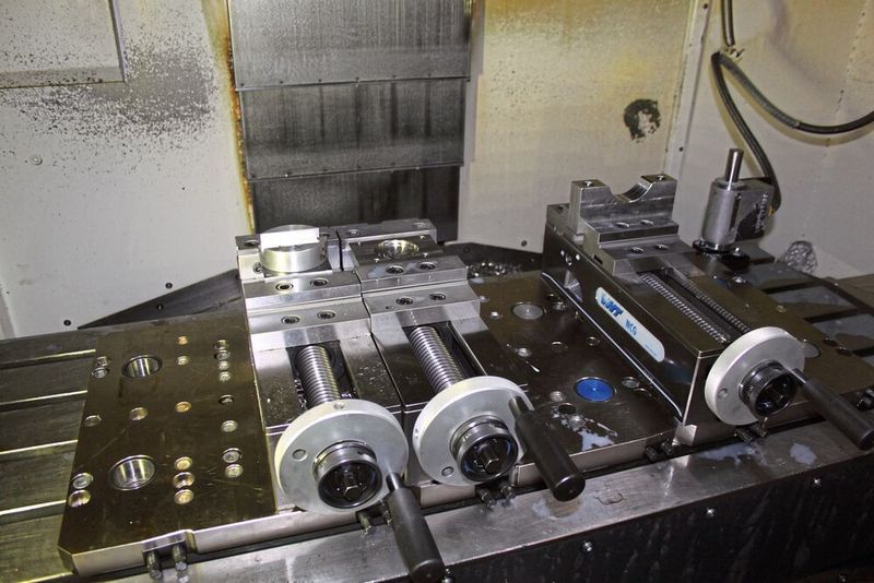 Auf die drei Gredoc Wechsel-Grundplatten mit jeweils vier Gredoc Nullpunkt-Spannstationen sind drei Einfach-Spanner gripos montiert. Damit soll an einem 3-Achsen-Bearbeitungszentrum gearbeitet werden. (Gressel)