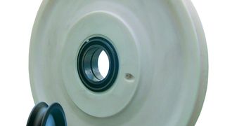 Licharz präsentiert auf der bauma 2016 unter anderen auch seine robusten Kunststoff-Produkte aus dem Guss-Polyamid Linnotam. Im Bild sind Seilrollen zu sehen, wie sie etwa bei Kranen zum Einsatz kommen. Sie punkten laut Hersteller mit ihrem geringen Gewicht, ihrer Laufruhe und der seilschonenden Elastizität. (Bild: Licharz)