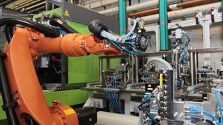 Fertigungsanlage für ein Elektronikgehäuse mit umspritzten Steckerkontakten. (Bild: FWB)