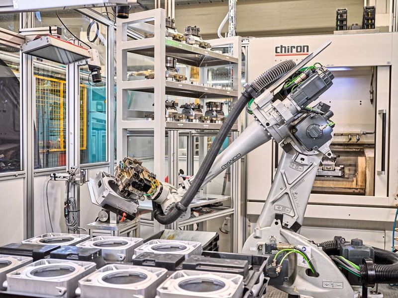 Die autonome Produktionszelle im Siemens-Werk in Bad Neustadt. Sowohl das Chiron-Fräszentrum als auch der Comau-Roboter werden mit einer Sinumerik von Siemens gesteuert.(Bild:  Siemens AG)