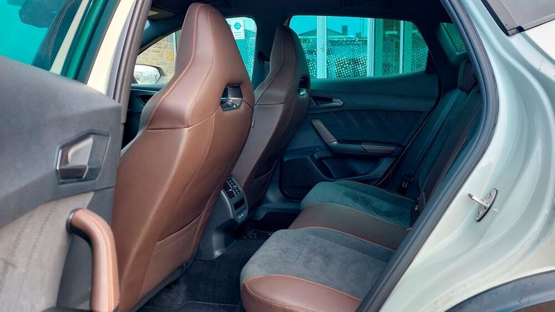 9. Die Sitze: Cupra hat im VZ5 Taiga Grey Sportsitze mit starren Kopfstützen verbaut, die einen sehr guten Seitenhalt bieten, ohne einzuengen. Auch auf Langstrecken bieten sie einen hohen Komfort. Gelungen ist auch die farbliche Kombination aus braunem Nappaleder und grauen Alcantara-Sitzflächen.  (Bild: Mauritz – »kfz-betrieb«)