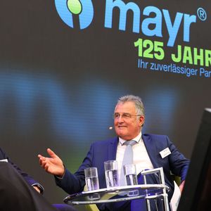 Stabilität und Zuverlässigkeit kennzeichnen Mayr Antriebstechnik auch in unsicheren Zeiten aus. Von links: CFO Christian Illig und Geschäftsführer Günther Klingler beim Gespräch auf der Bühne. Nicht zuletzt hat das Unternehmen auch die Coronafährnisse erfolgreich überwunden.(Bild:  Mayr Antriebstechnik)