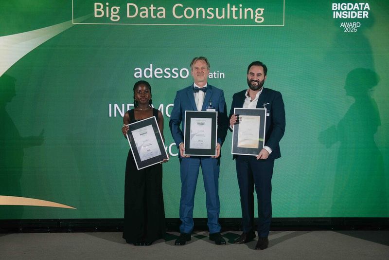 In der Kategorie Big Data Consulting gewinnt PwC Silber. Den Preis nimmt unsere Award-Fee Lauryn Akuffo stellvertretend in Empfang. Gold gewinnt INFOMOTION, vertreten durch Marcello Garufi (rechts im Bild). In der Mitte freut sich Heiko Gronwald von adesso über den Preis in Platin. (Bild: Manuel Emme Fotografie)