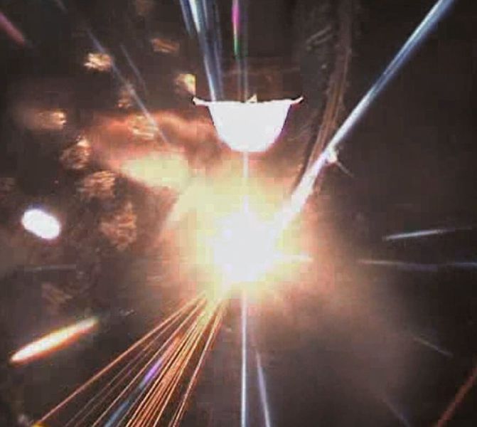 Bild 1: Beim Laserschneiden von Faserverbundkunststoffen werden Faser und Matrix lokal so stark erhitzt, dass sie punktuell schmelzen, verdampfen und von einem Prozessgas weggeblasen werden. (Bild: HVDH)